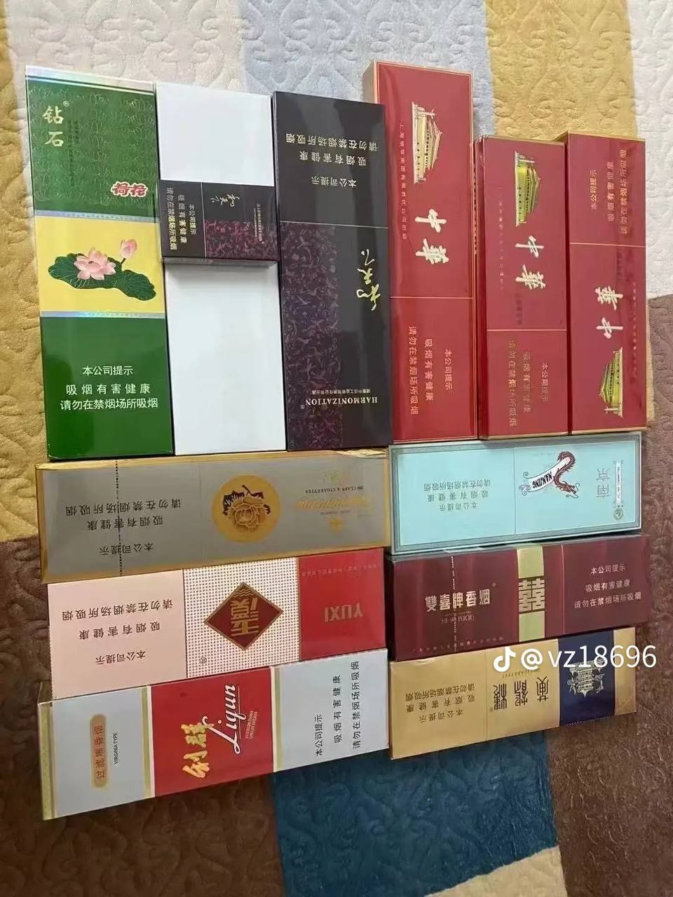 《荧去掉小内趴在地上和散兵打扑克》电影在线观看...